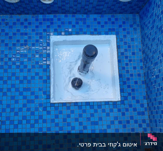 איטום סביב צינורות במשטח מרוצף באריחים כחולים